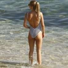 Nina Weiss en maillot de bain à Mykonos