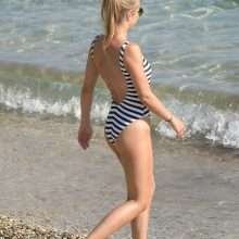 Nina Weiss en maillot de bain à Mykonos