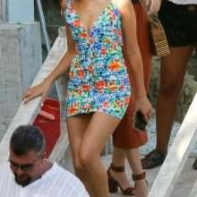 Olivia Culpo en mini-jupe à Ibiza