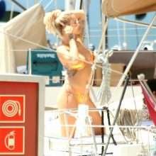 Rita Ora en bikini à Barcelone