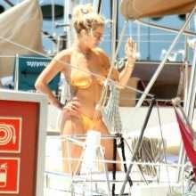 Rita Ora en bikini à Barcelone