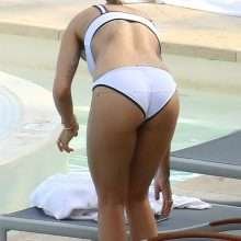 Rita Ora dans un bikini blanc