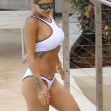 Rita Ora dans un bikini blanc
