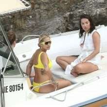 Rita Ora dans un bikini jaune en France