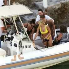 Rita Ora dans un bikini jaune en France