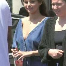 Selena Gomez ouvre le décolleté à Malibu
