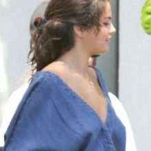 Selena Gomez ouvre le décolleté à Malibu