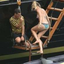 Sienna Miller en bikini sur un yacht