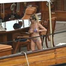 Sienna Miller en bikini sur un yacht