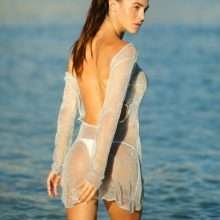 Silvia Caruso seins nus par transparence à la plage