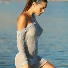 Silvia Caruso seins nus par transparence à la plage