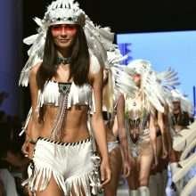 Silvia Ulson défile en bikini au fashion show de Miami