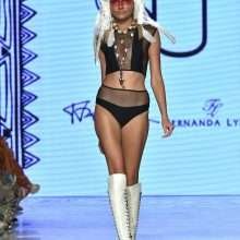 Silvia Ulson défile en bikini au fashion show de Miami