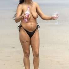 Simone Reed seins nus sur une plage anglaise