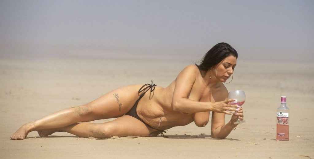 Simone Reed seins nus sur une plage anglaise