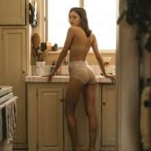 Sophia Lieberman en petite culotte et seins nus dans sa cuisine
