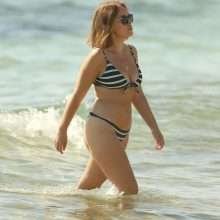 Tanya Burr en bikini à Ibiza