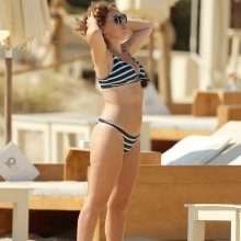 Tanya Burr en bikini à Ibiza