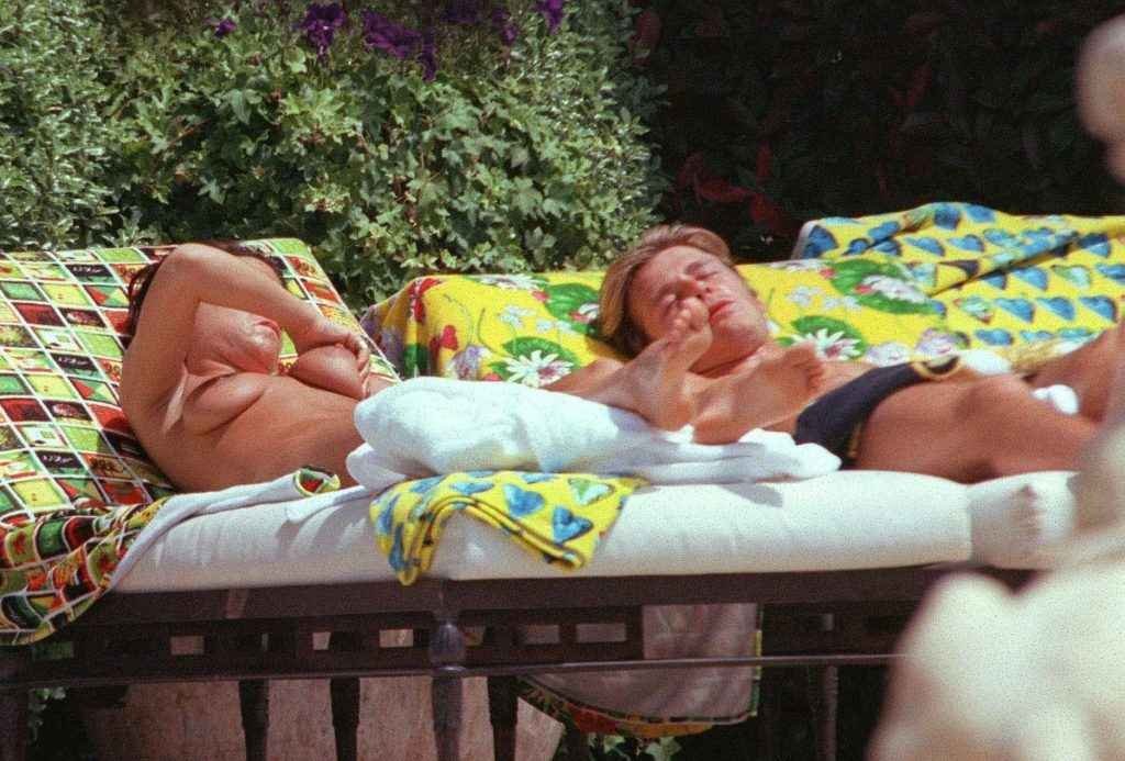 Victoria Beckham seins nus à Marbella (réédition 1998)