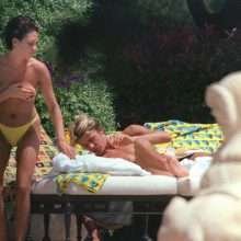Victoria Beckham seins nus à Marbella (réédition 1998)
