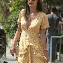 Alessandra Ambrosio dans une robe légère à Santa Monica