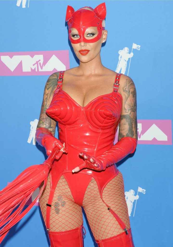 Amber rose en costume BDSM au MTV video music awards