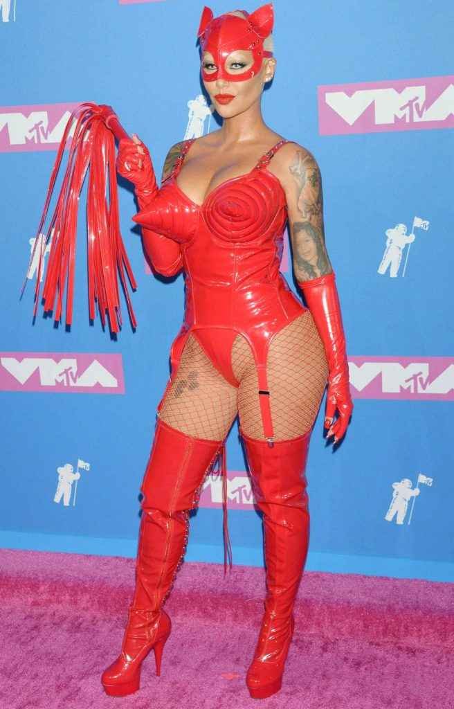 Amber Rose en costume BDSM aux MTV video music awards, la suite