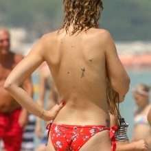 Barbara Opsomer seins nus à Saint-Tropez
