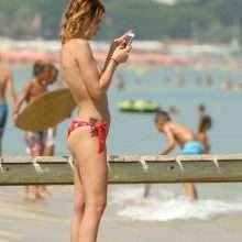 Barbara Opsomer seins nus à Saint-Tropez