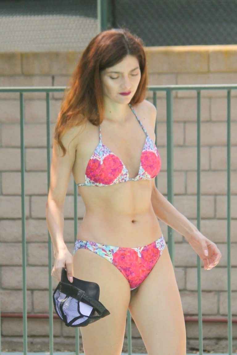 Blanca Blanco dans un bikini coeur à Malibu