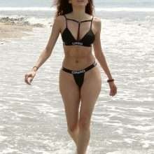 Blanca Blanco dans un bikini noir à Malibu
