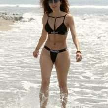 Blanca Blanco dans un bikini noir à Malibu