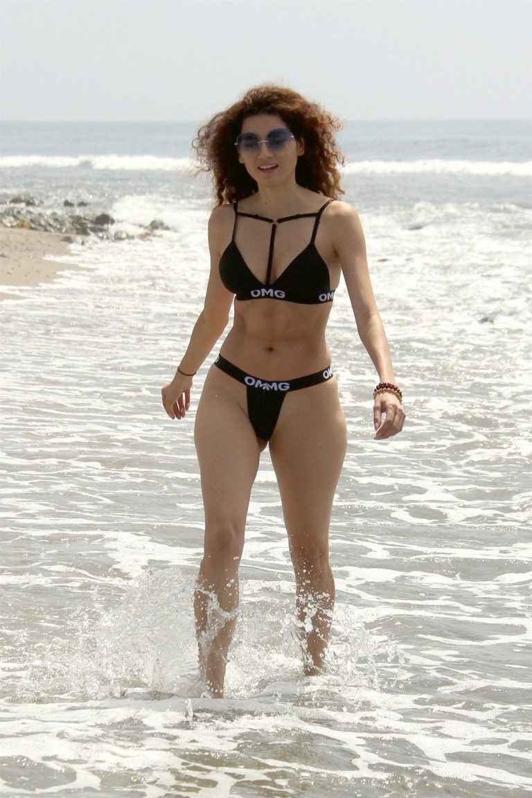 Blanca Blanco dans un bikini noir à Malibu