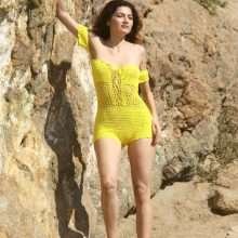Blanca Blanco dans un maillot de bain jaune à Malibu