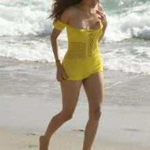 Blanca Blanco dans un maillot de bain jaune à Malibu