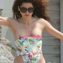 Oups, Blanca Blanco en maillot de bain exhibe ses seins nus