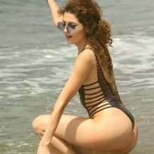Oups, Blanca Blanco exhibe un sein nus sur une plage de Malibu
