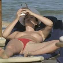 Bleona Qereti seins nus en Sardaigne avec une culotte de bikini qui laisse apparaitre son intimité