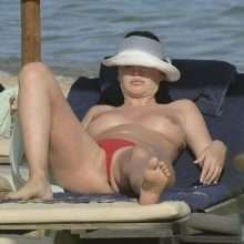 Bleona Qereti seins nus en Sardaigne avec une culotte de bikini qui laisse apparaitre son intimité