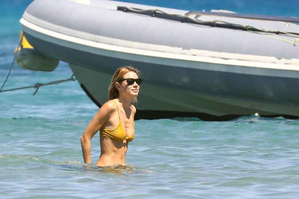 Camille Rowe en bikini en Corse