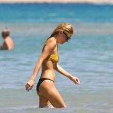 Camille Rowe en bikini en Corse