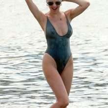 Candice Swanepoel toute mouillée en maillot de bain
