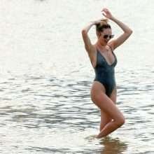 Candice Swanepoel toute mouillée en maillot de bain