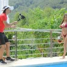 Demi Rose pose en bikini à Ibiza