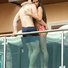 Katie Price seins nus sur son balcon en Thaïlande