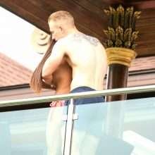 Katie Price seins nus sur son balcon en Thaïlande