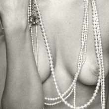 Kendall Jenner pose seins nus dans Love Magazine