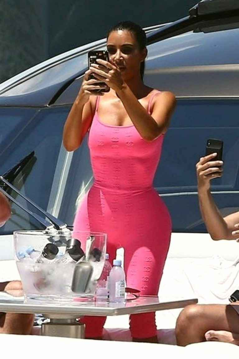 Kim Kardashian dans un collant rose très serré à Miami