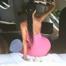 Kim Kardashian dans un collant rose très serré à Miami