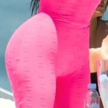 Kim Kardashian dans un collant rose très serré à Miami